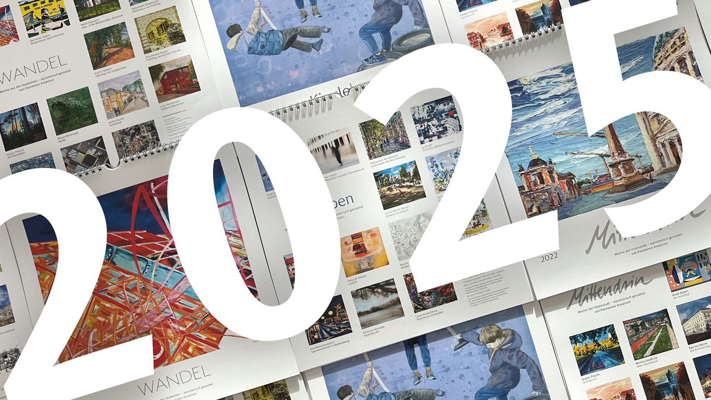 ProPotsdam-Kunstkalender von 2022,2023, 2024 liegen auf dem Tisch. Die Jahreszahl 2025 steht quer darüber.