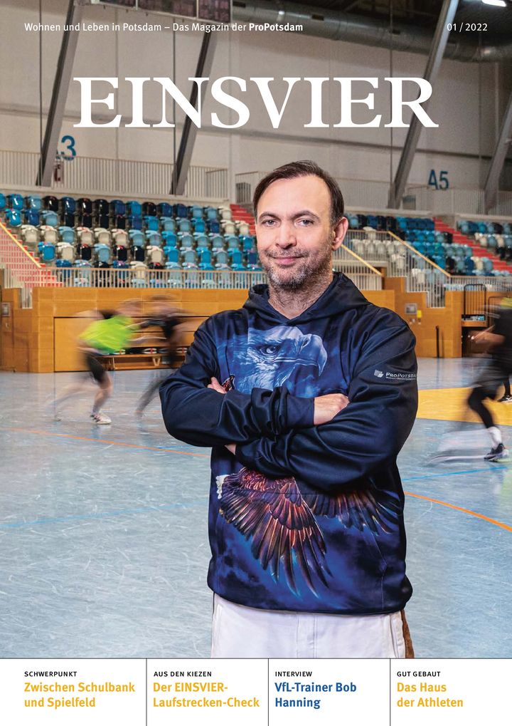 Cover der EINSVIER mit VfL-Handball-Trainer Bob Hanning in einem blauen Pulli